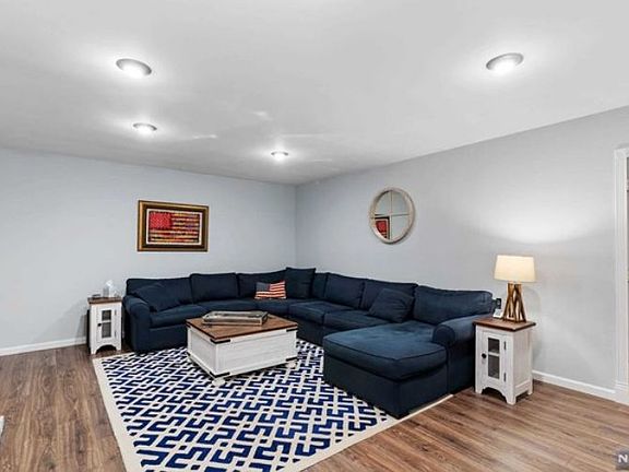 3rd image of 11 Deer Hollow Dr