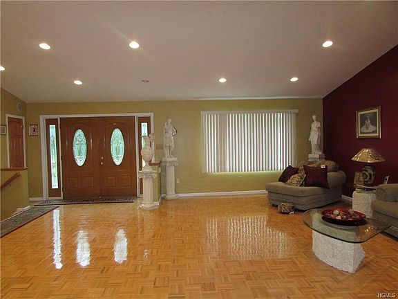 4th image of 4 Pond Ln