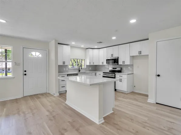 215 Sparkling Water Dr, Huffman, TX 77336