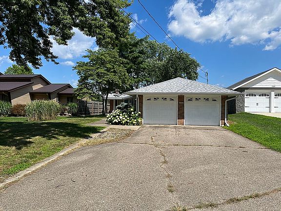 2nd image of 245 Lakeshore Dr