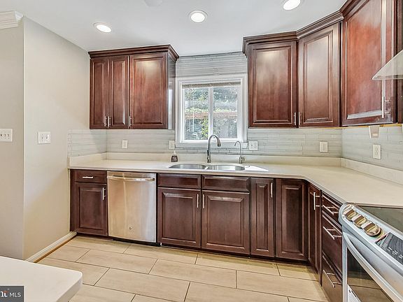 5th image of 7789 Newington Woods Dr