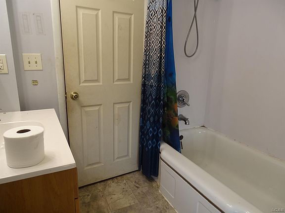 24th image of 665 Dennis St
