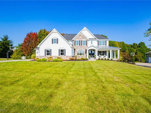 407 Leighfield Ln NE, Hartville, OH 44632