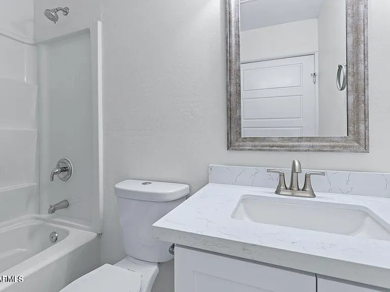 551 W 17th Pl — Photo 12