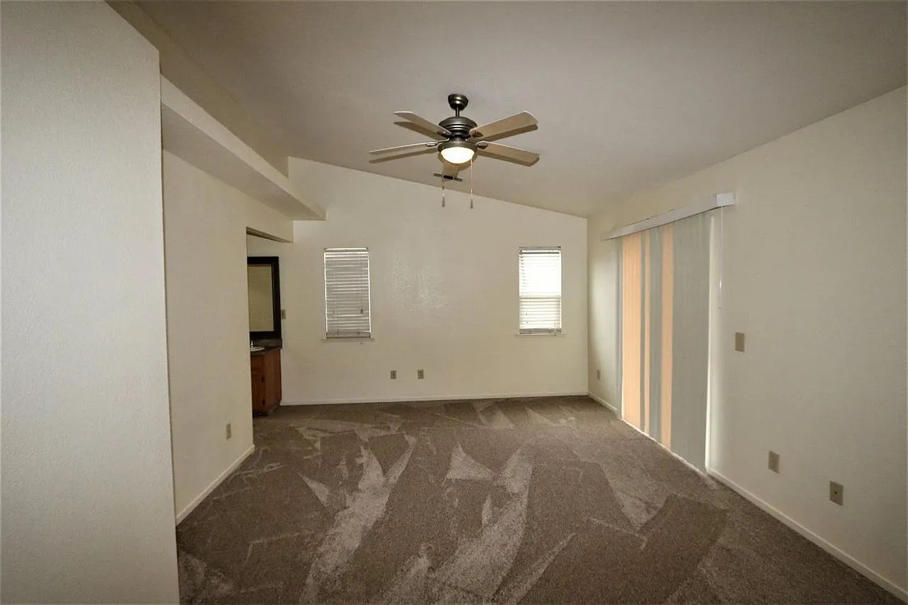 3 bed, 1752 sqft, $2,500 — Photo 2