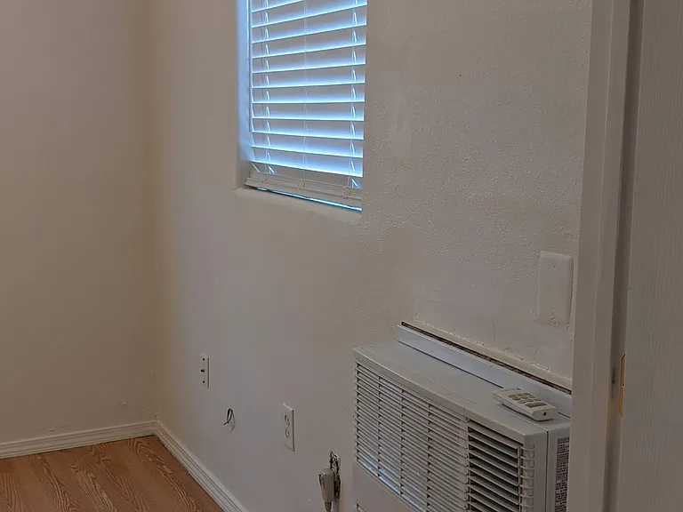 109 Elm St SE #E — Photo 11