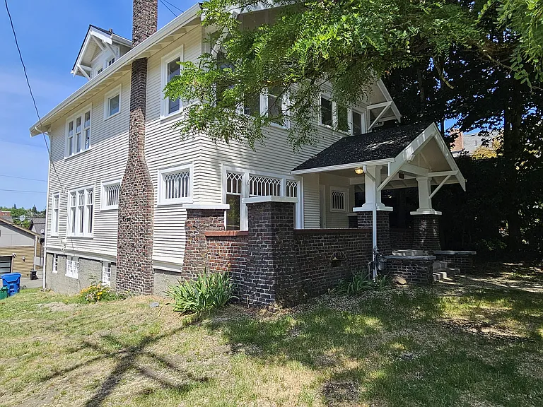 5203 12th Ave NE — Photo 3