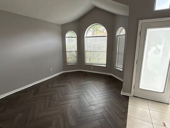 4th image of 105 Westmoreland Cir
