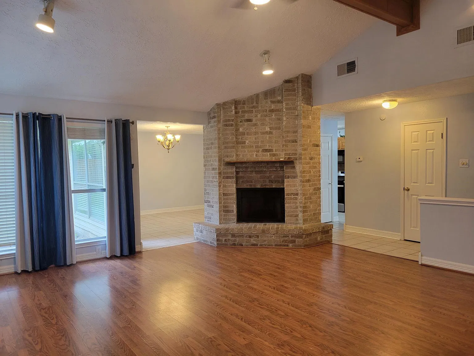 3 bed, 2.0 bath, 1700 sqft, $1,995 — Photo 3