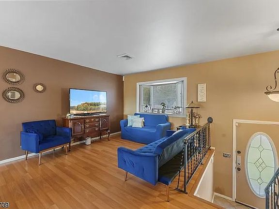 3rd image of 1089 Dell St