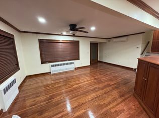 98 Glenwood Rd, Glenwood Landing, NY 11547