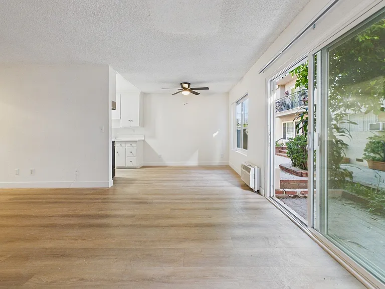 Buffalo Sherman Oaks Apartments — Photo 35