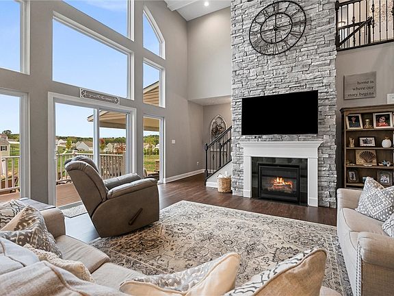 3rd image of 171 Heathfield Dr