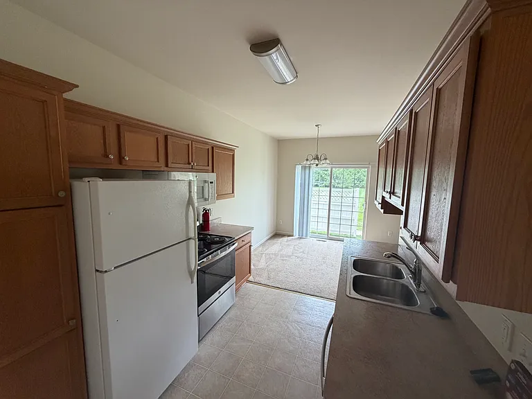 102 Riversedge Dr — Photo 2