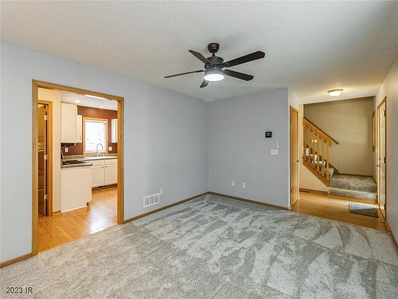 4th image of 330 NE Cardinal Ln