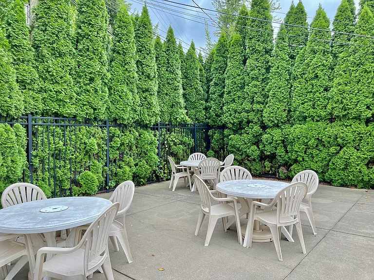 Mayfair Apartments — Photo 9