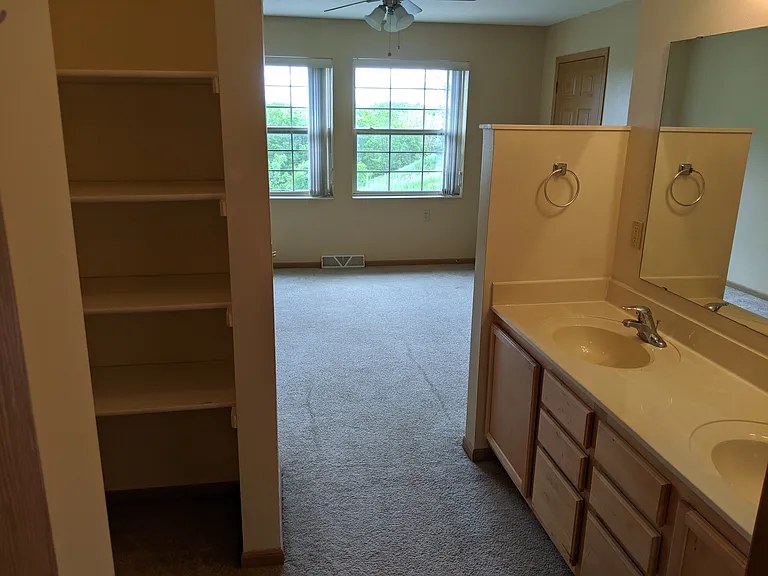 5733 Lexington St — Photo 12