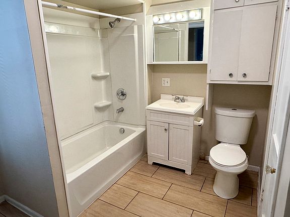 3rd image of 111 Sweet St NE Room 1