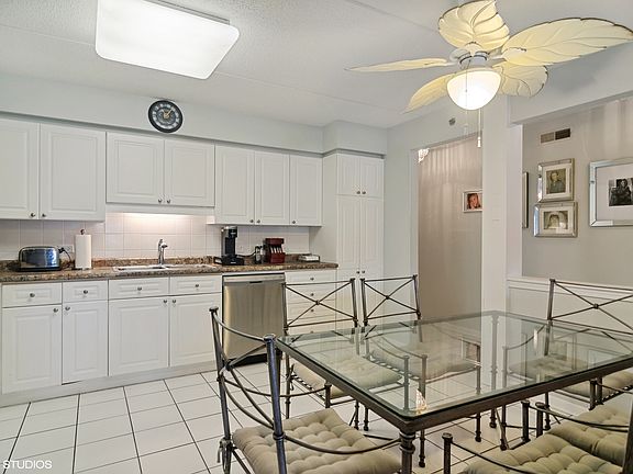 4th image of 710 Creekside Dr Unit 105