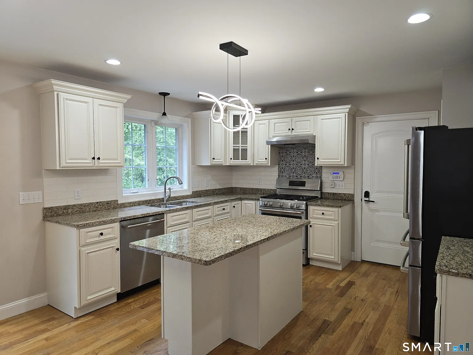 4 bed, 2.5 bath, 2325 sqft, $4,000 — Photo 2