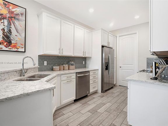 5th image of 5040 Eucalyptus Dr Unit 4
