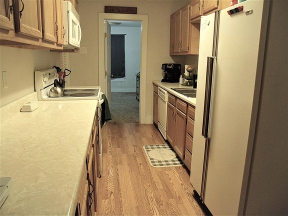 4th image of 801 W 8th St