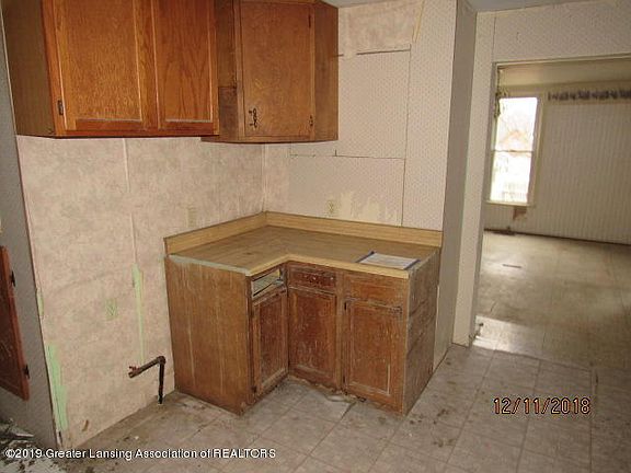 3rd image of 323 W Main St
