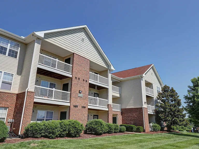 Exterior view of Autumn Winds apartment homes in Clarksville, TN