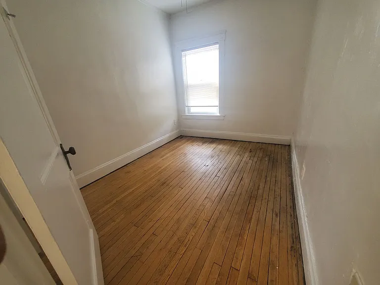 1446 E 115th St #4 — Photo 8