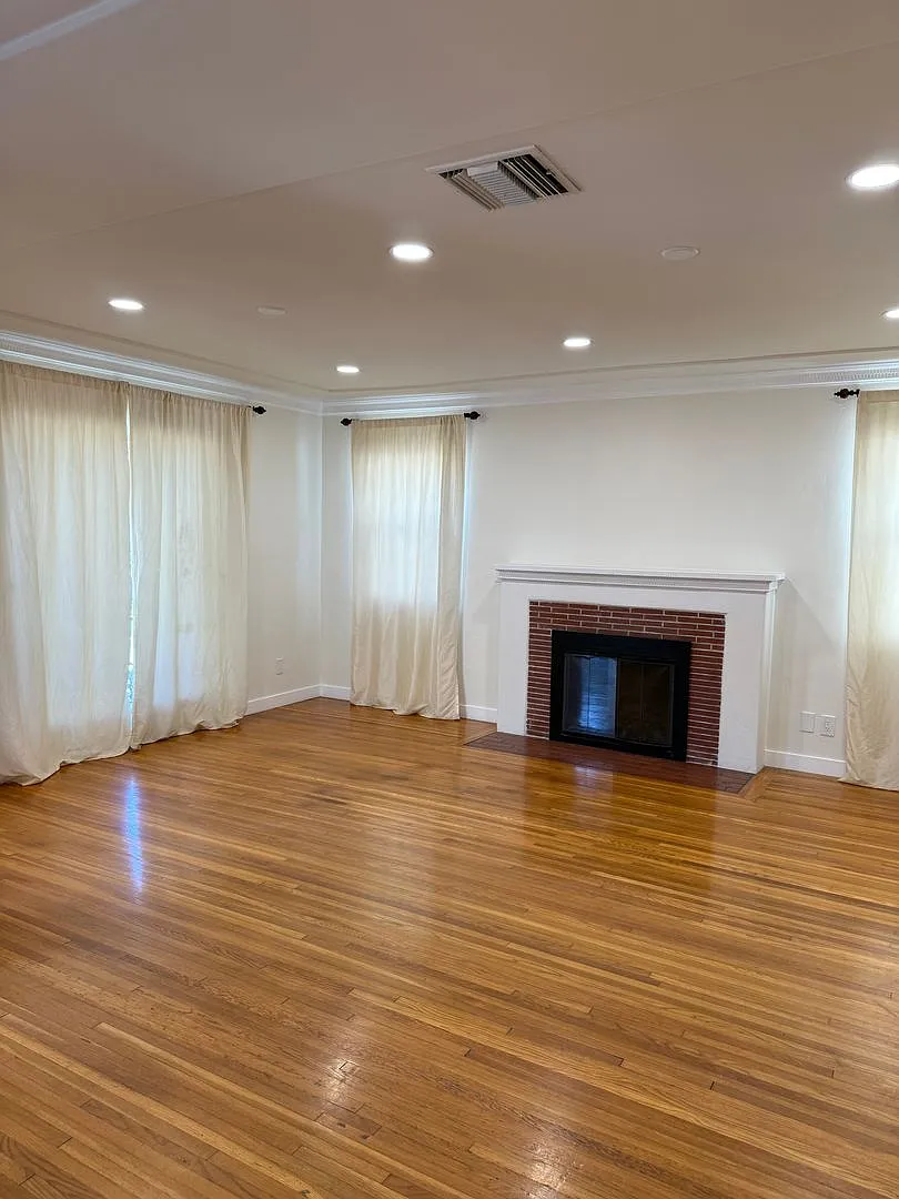 Charming 3 bedroom, 2 bathroom Traditional home in the highly desirable Rancho Park / West Los An... — Photo 3