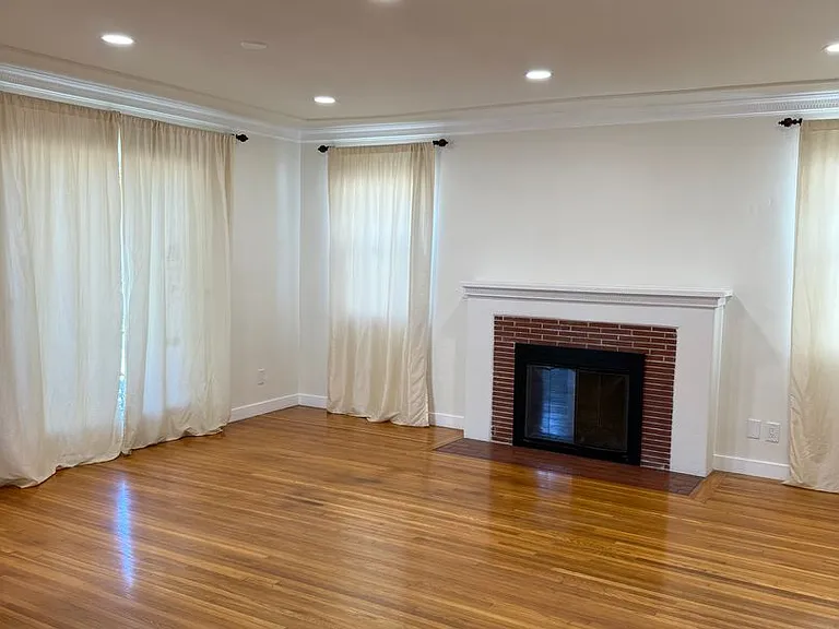 2523 S Bentley Ave — Photo 3