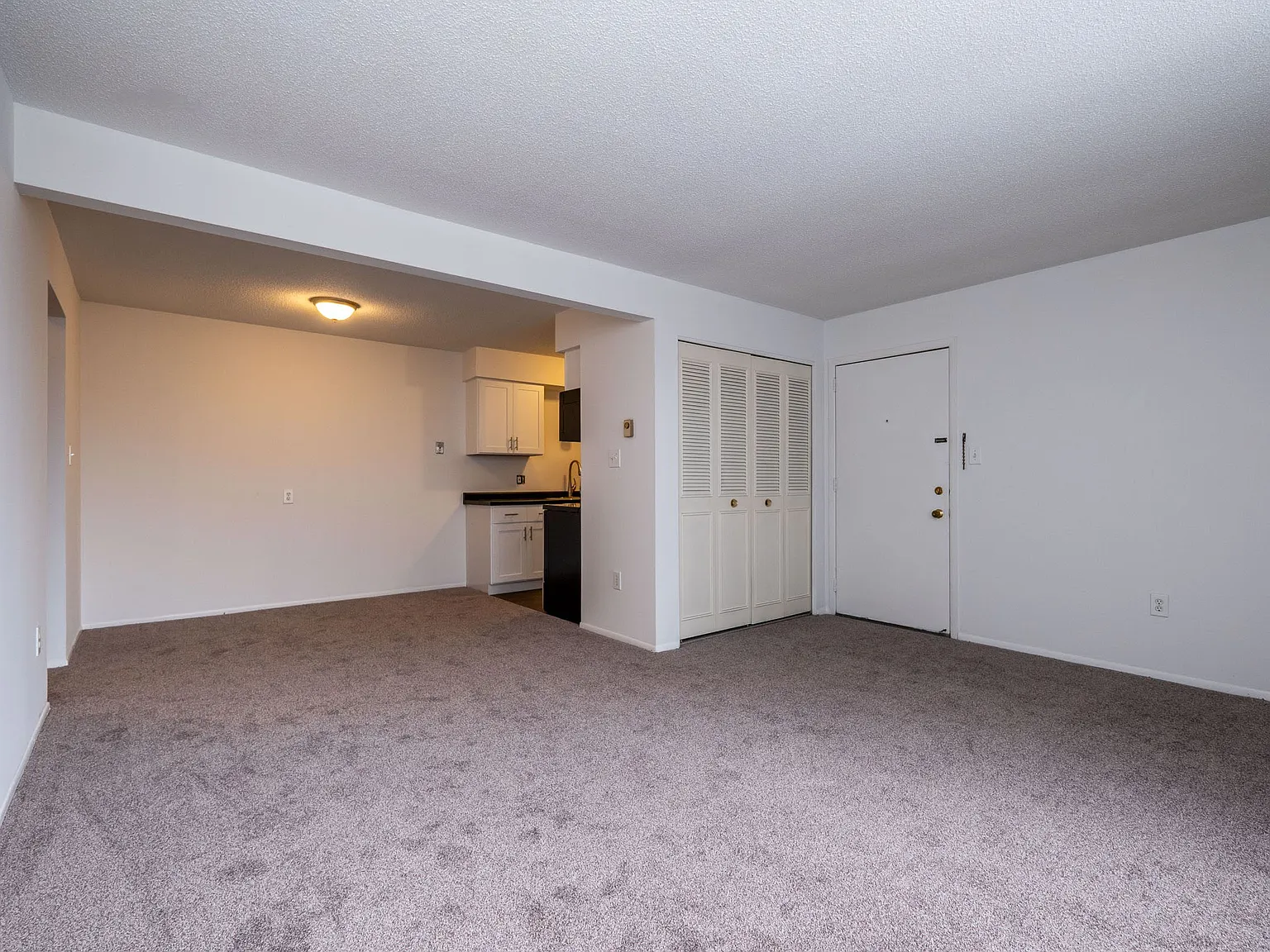 Elmwood Manor Apartments — Photo 3