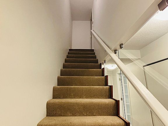 4th image of 885 Helmcken St
