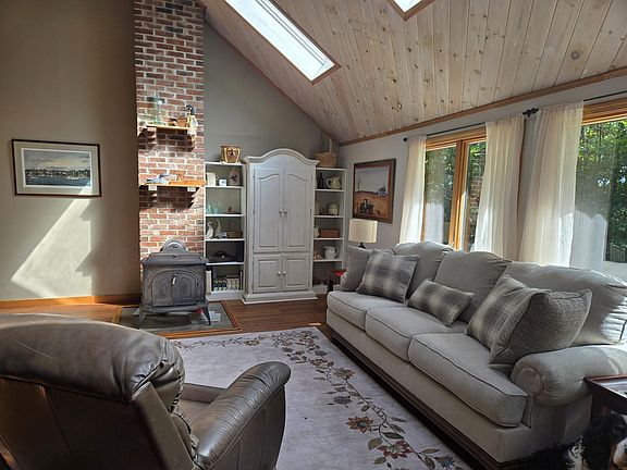 4th image of 242 Molyneaux Road