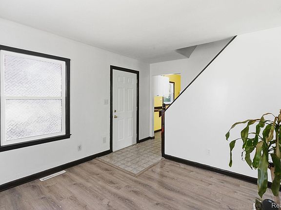 5th image of 22413 Cushing Ave
