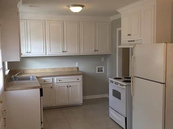 Flows from Dining Room to Kitchen