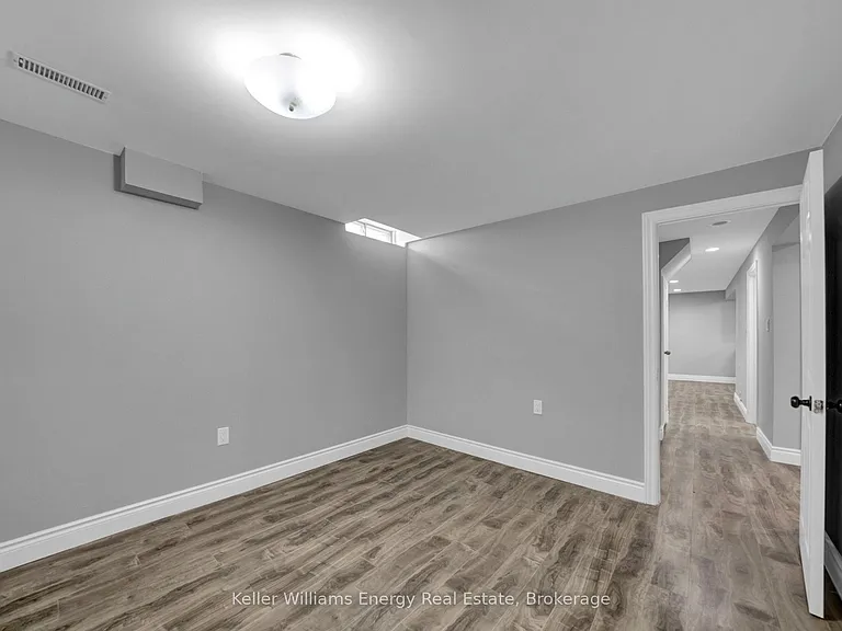 1137 Norman Cres #LOWER — Photo 17