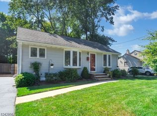 21 Barnard Dr, Oakland, NJ 07436
