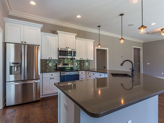 5th image of 26 Lakeland Dr.