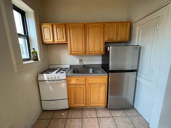 3rd image of 46 Hill St #405
