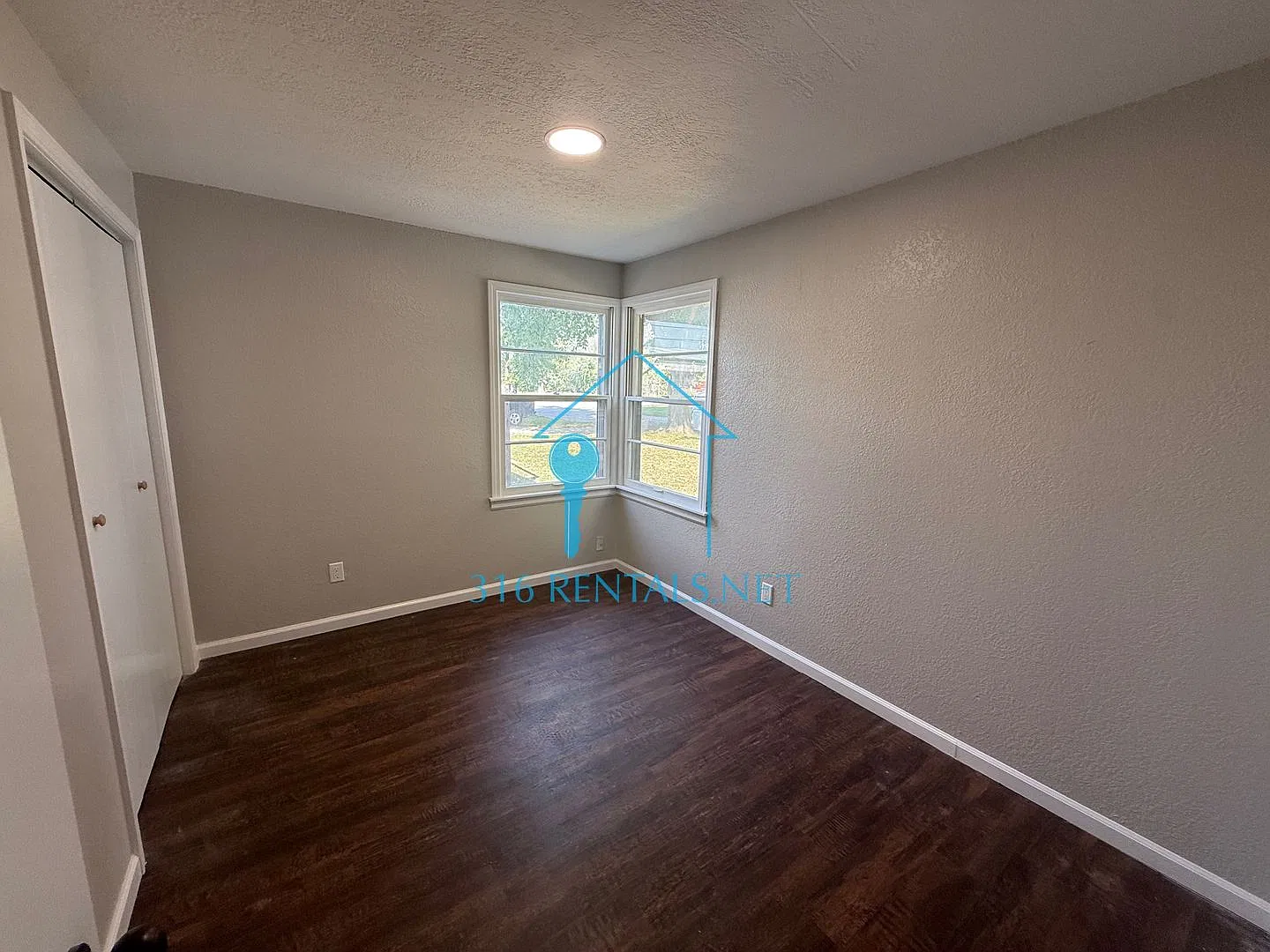 $1100 - 3 bedroom / 1 bathroom - Single Family Home — Photo 4
