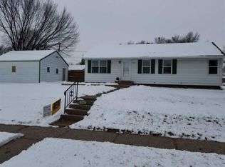 1404 W 38th St, Davenport, IA 52806