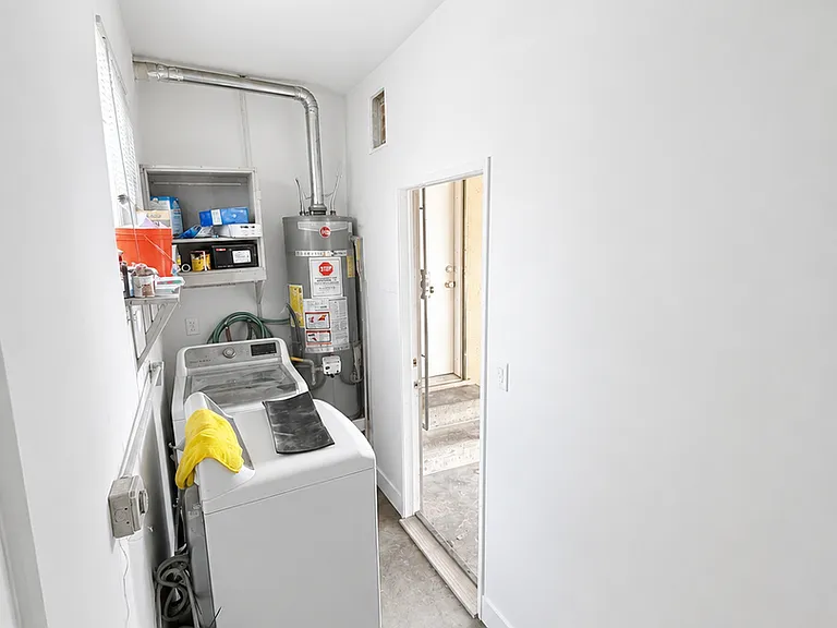 203 Robert St — Photo 6