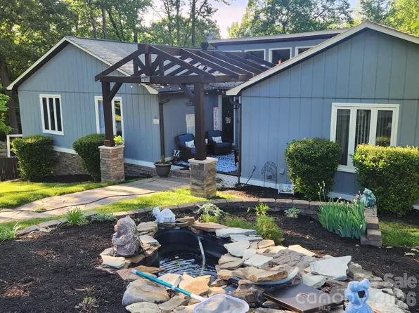 7108 Hollyhouse Dr, Charlotte, NC 28215