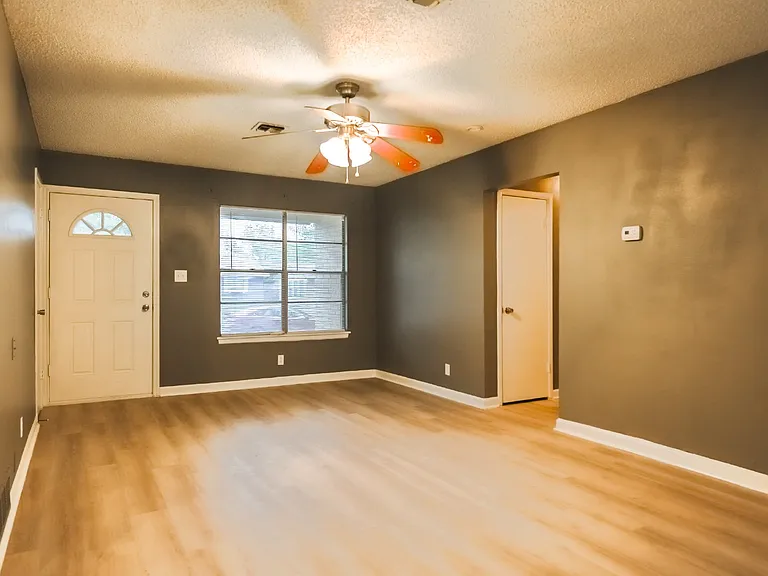 209 Royal Dr — Photo 5