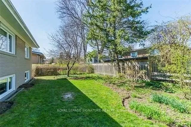 12 Lacewood Cres — Photo 16