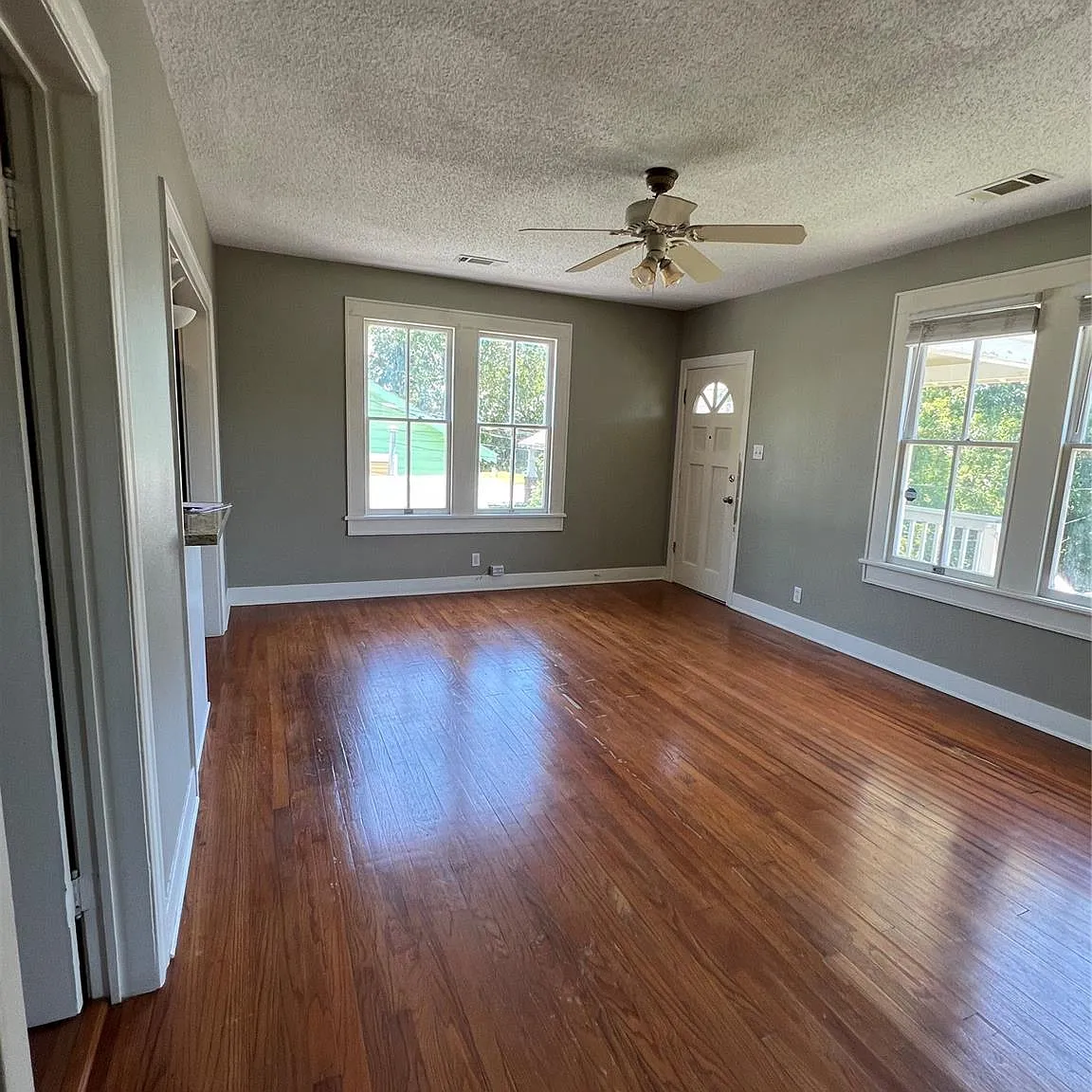 2 bed, 1.0 bath, 1336 sqft, $1,350 — Photo 1