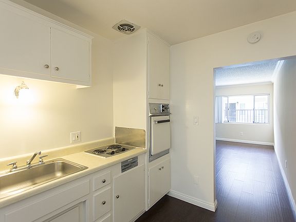 5th image of 1335 Pacific Beach Dr APT 6