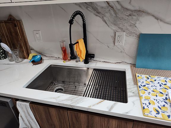 Newly remodeled kitchen by special designer (less than 1 year old) Large Sink
NOTE: Kitchen will be cleaned once renters move out