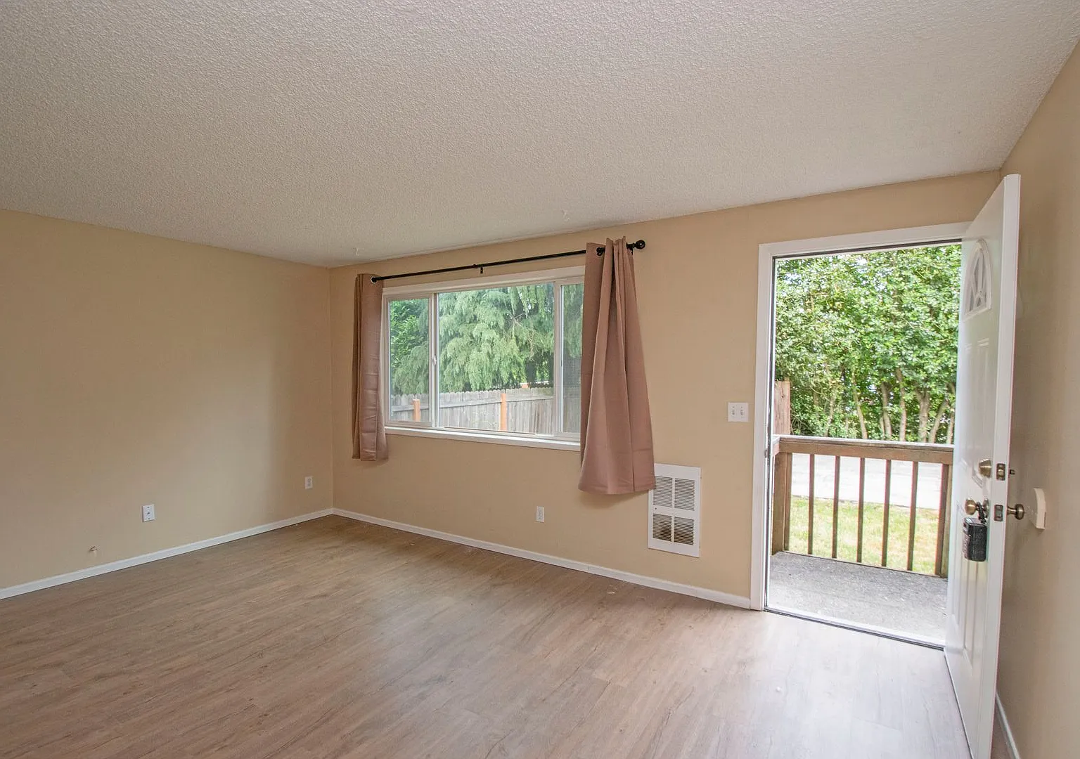 Cozy 2BD Duplex With Driveway Parking In Rose Village Neighborhood! — Photo 3